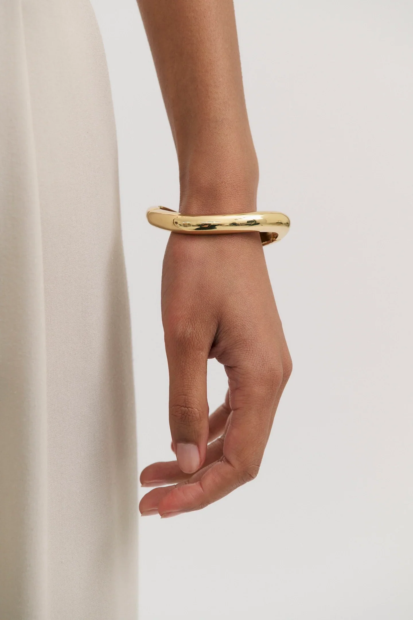 Thin Warped Bangle in Gold